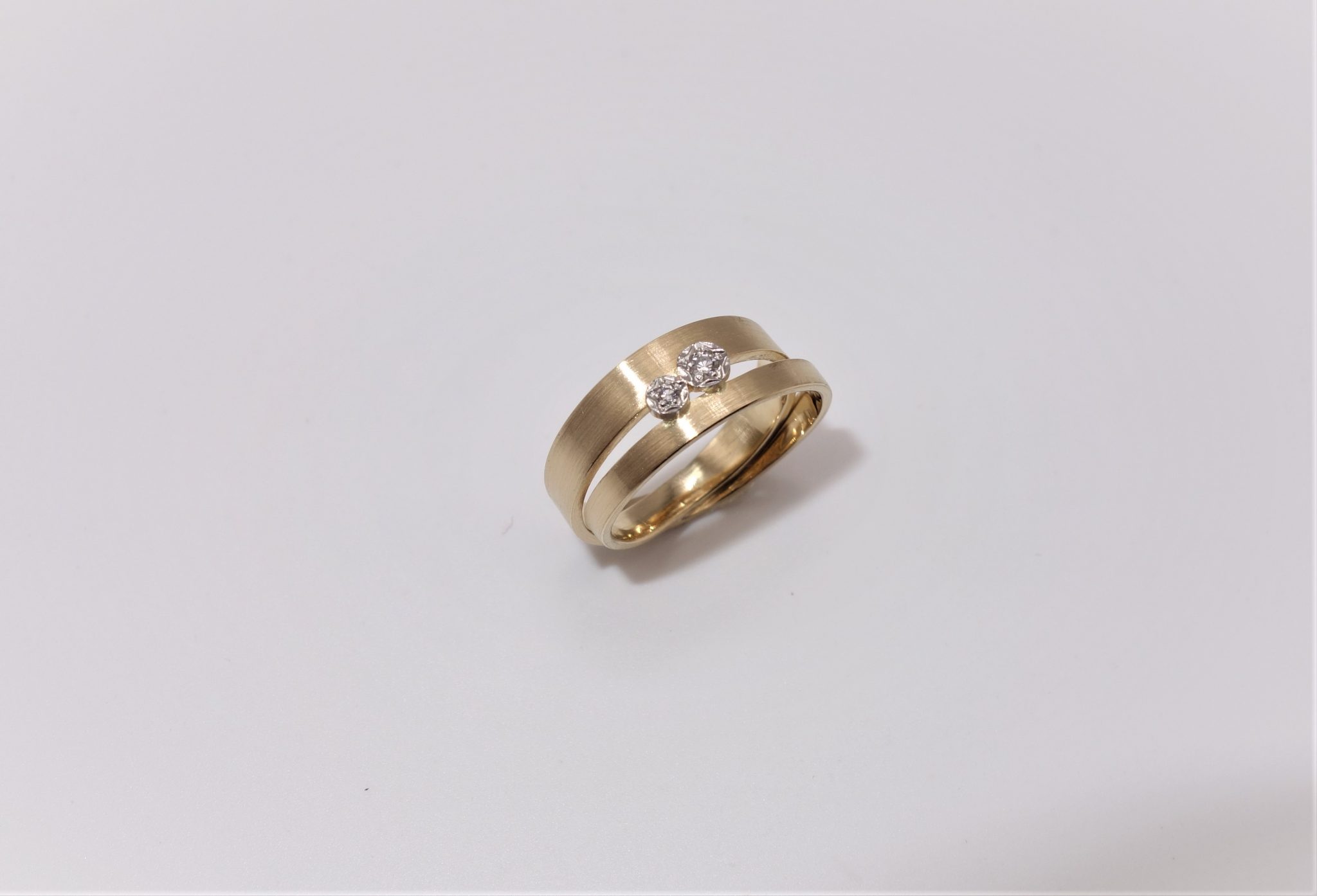 Foto von Gelbgoldring mit zwei Brillanten