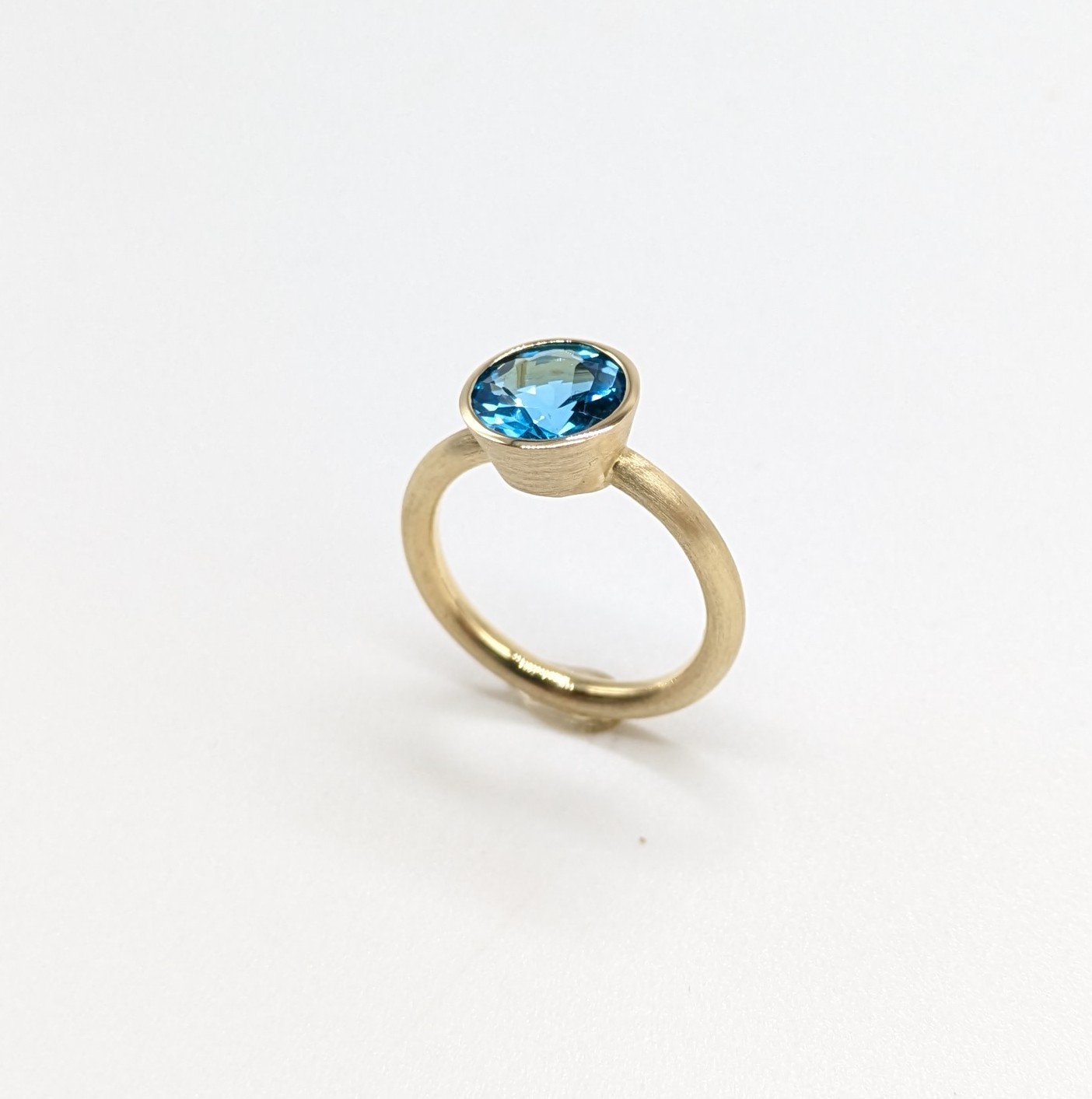 Foto von 585 Gelbgoldring mit facetiertem Topas