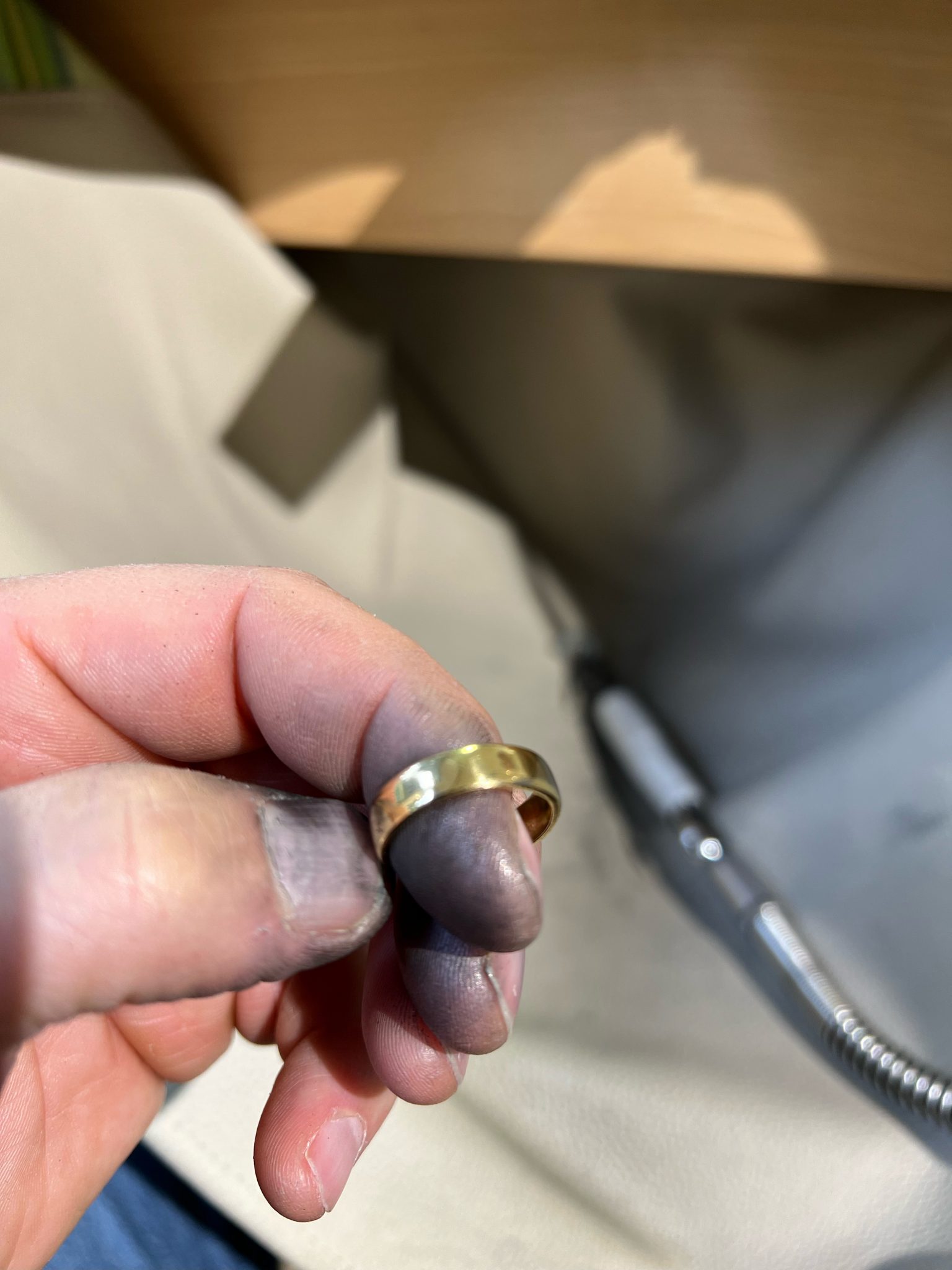 Foto von Hand mit poliertem Ring, Trauringkurs bei mischDESIGN
