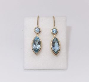 Foto von Ohrhängern in 750 Gelbgold mit facetierten Aquamarinen