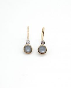 Foto von Ohrhängern in 585 Gelbgold mit Mondsteincabochons und Brillanten