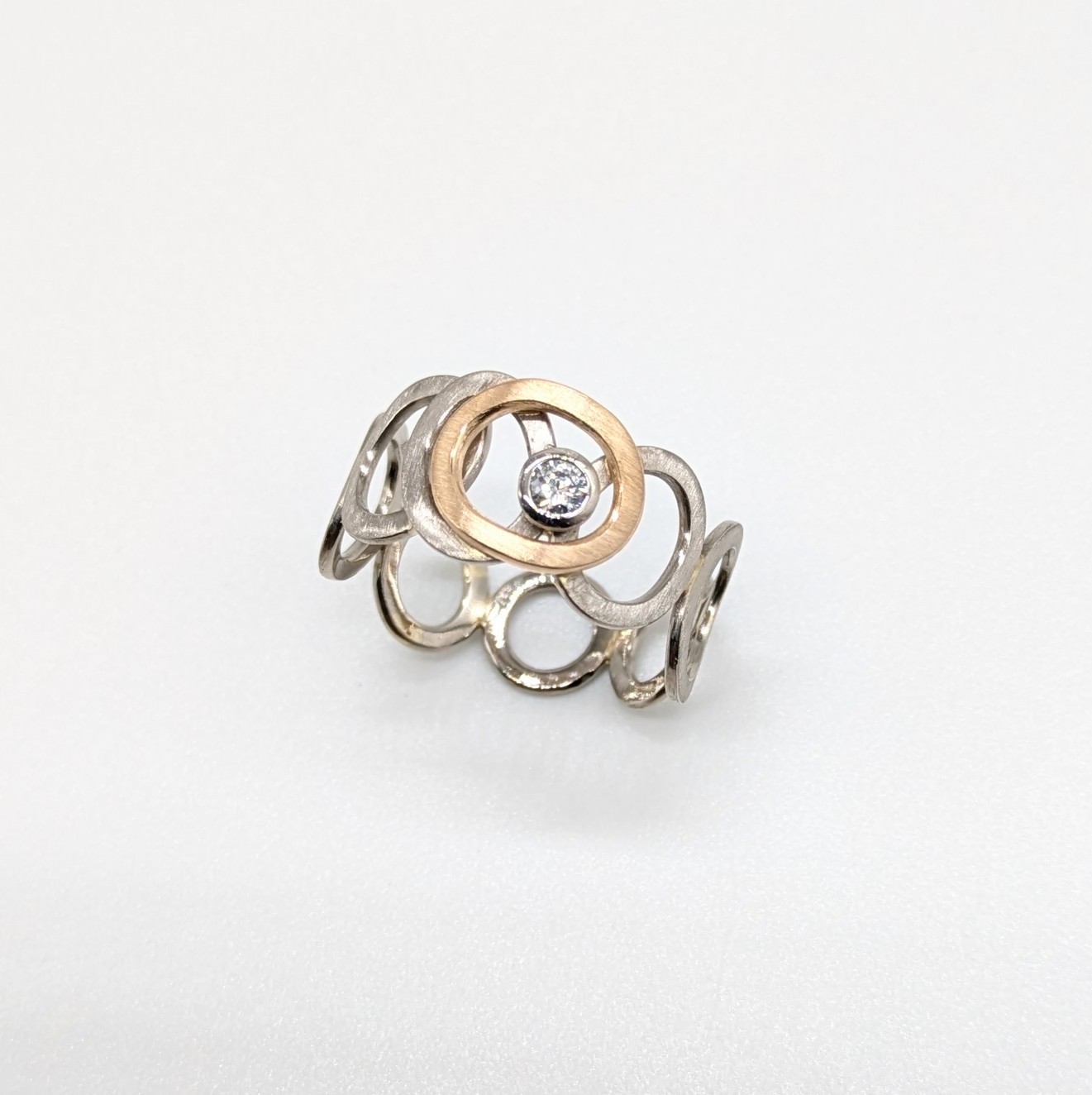 Foto von 585er Weißgold- Roségoldring mit einem Brillanten