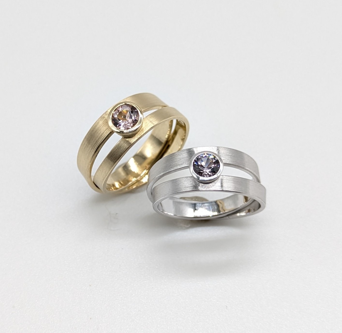 Foto von 585er Gelb- und Weißgoldring mit Morganit und Spinell