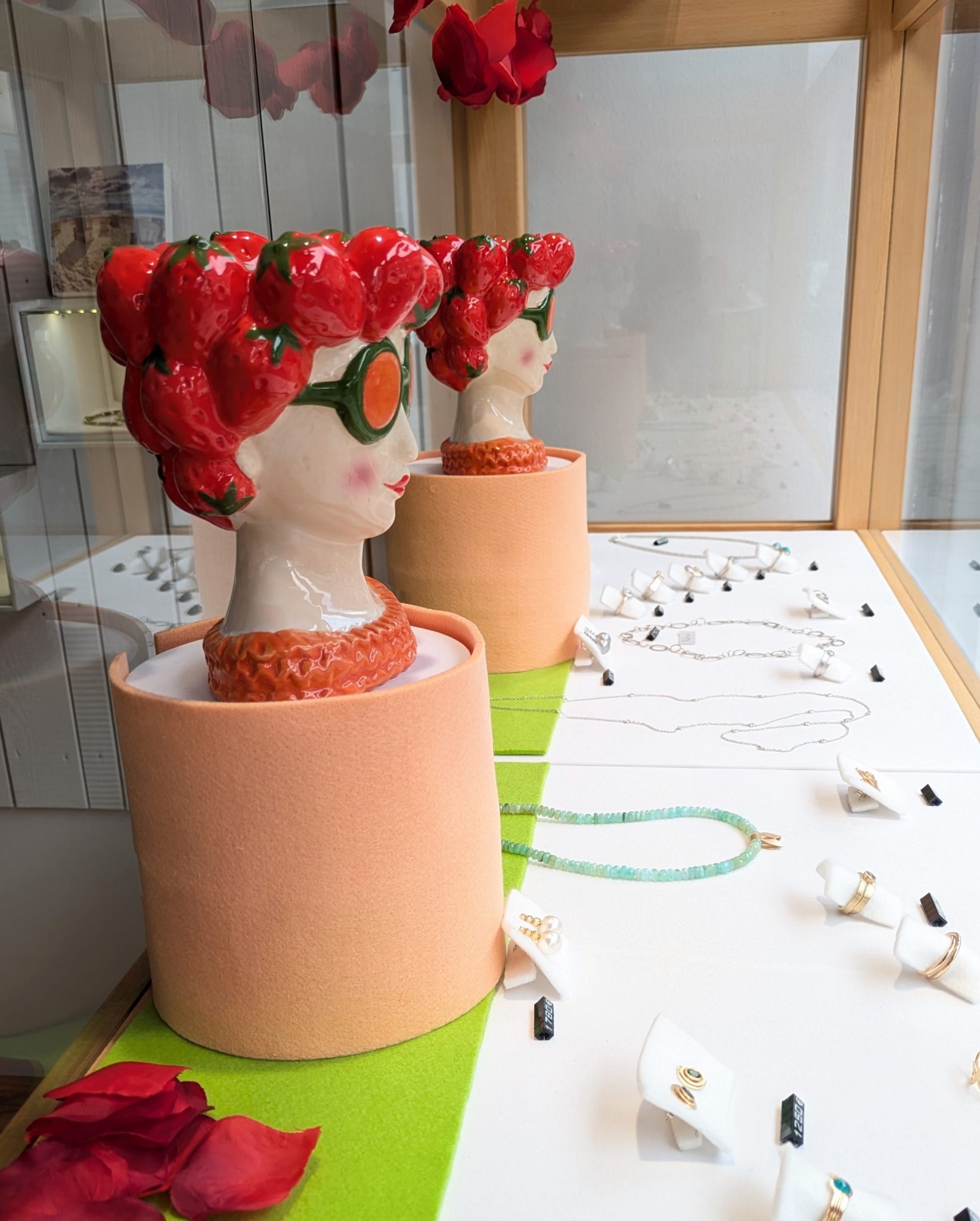 Foto von Deko in Fenstervitrine August 2025