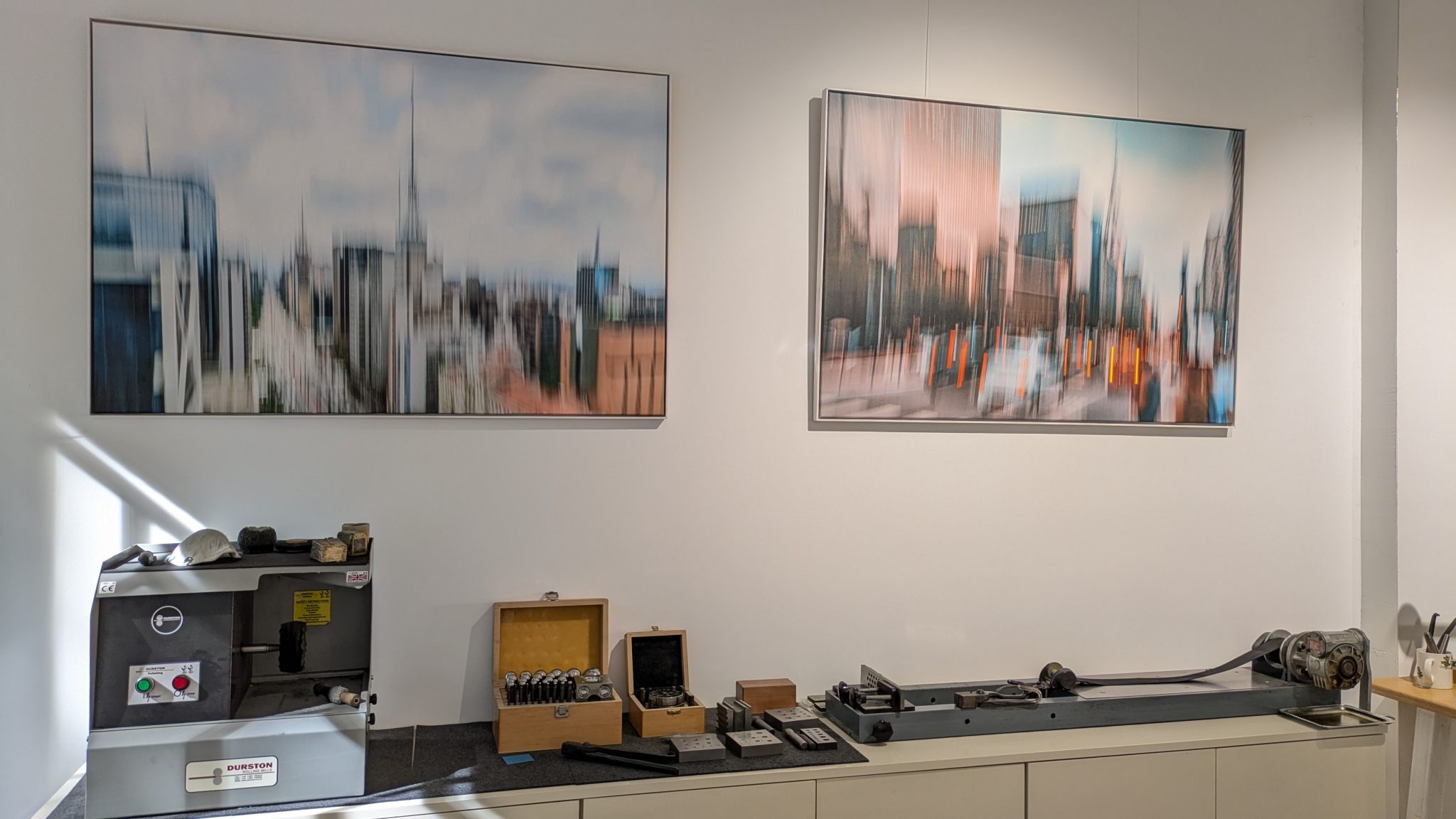 Foto von Atelier mit Bildern von Jo Holz Fotografie