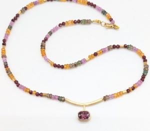 Foto von bunter Edelsteinkette mit 750er Gelbgold und rosa Spinell