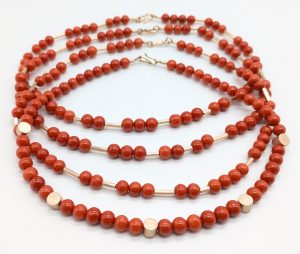 Foto von Korallketten mit 750er Gelbgoldelementen