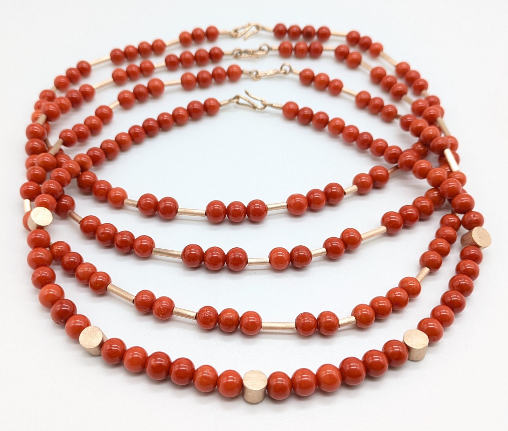 Foto von Korallketten mit 750er Gelbgoldelementen