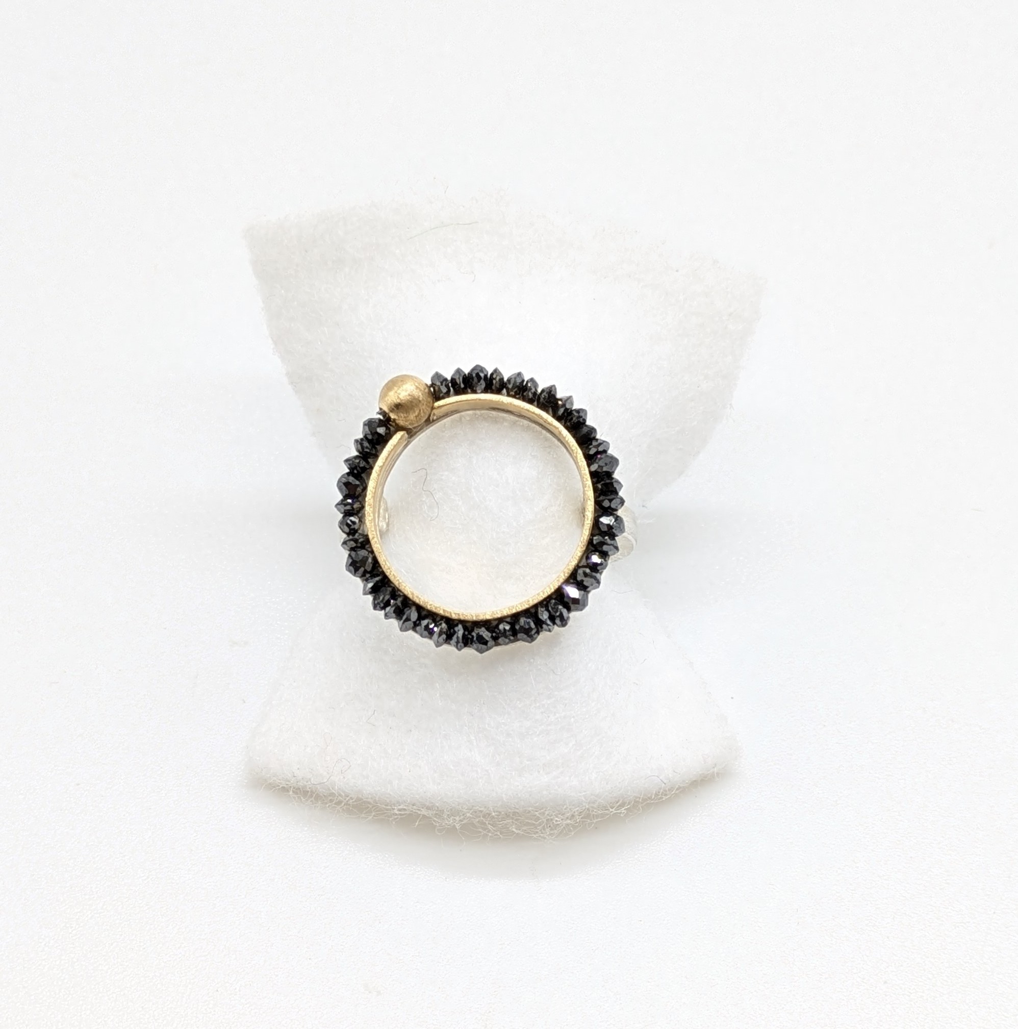 Foto von Silberring mit 750 Gelbgold und schwarzen Diamanten bei mischDESIGN